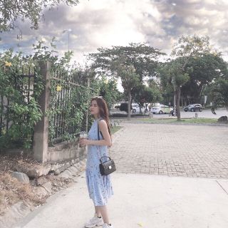 Váy cổ yếm