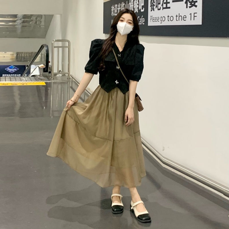 Bộ Áo Sơ Mi Tay Phồng Màu Đen Phối Chân Váy Ngắn Kiểu Pháp Thời Trang Mùa Hè Sành Điệu Cho Nữ 2022