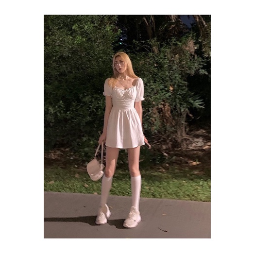 Đầm Suông Trắng Dài Hở Lưng Xẻ Tà Phong Cách Dịu Dàng Nữ Tính