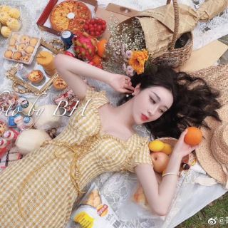 Đầm caro phối ren nhún lưng