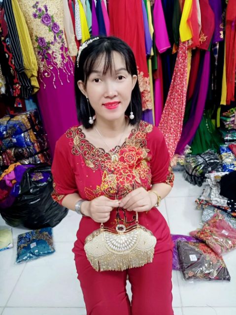 Bộ hoa thêu đá Cao cấp tay lỡ thêu tay ....cổ thuyền.... thêu hoa.....đinh đá đỏ....... chất liệu vải somut.. dầy. Min..