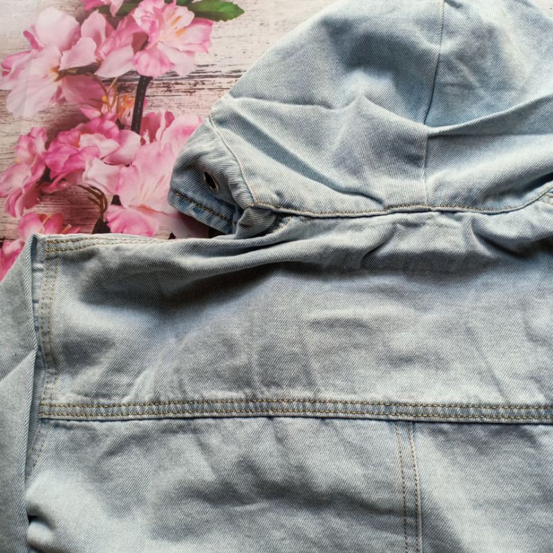 áo khoác jeans rách te tua phần lai phong cách bụi