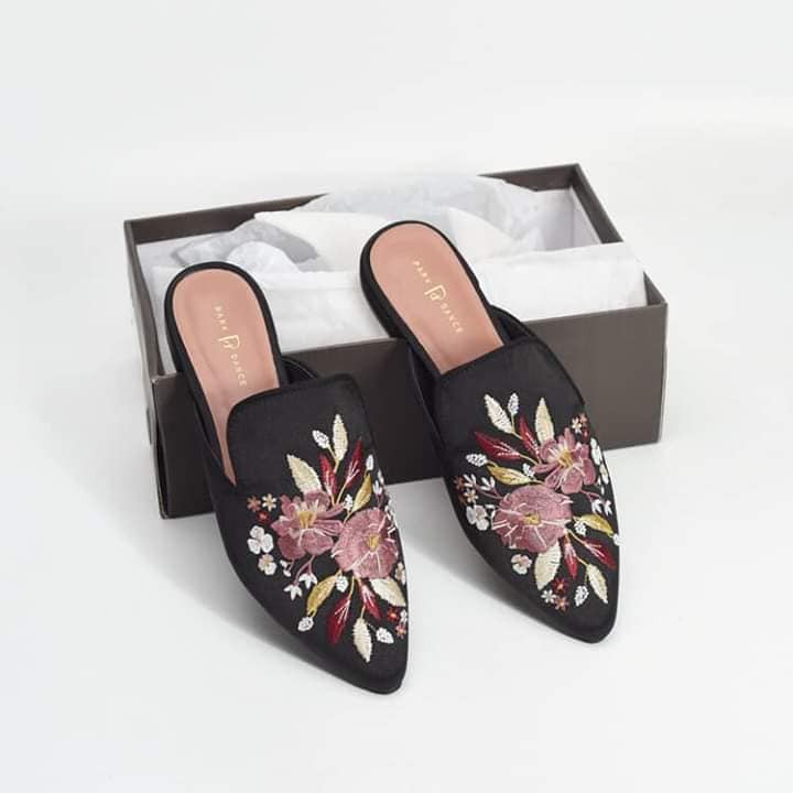 Dép sục bít mũi lụa satin thêu hoa PARK DANCE màu đen size 37-38