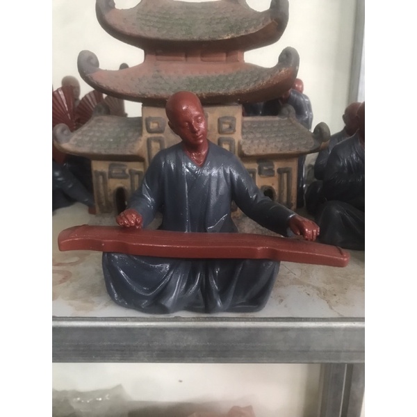 tượng tăng nhân đánh đàn(chất liệu xi măng)