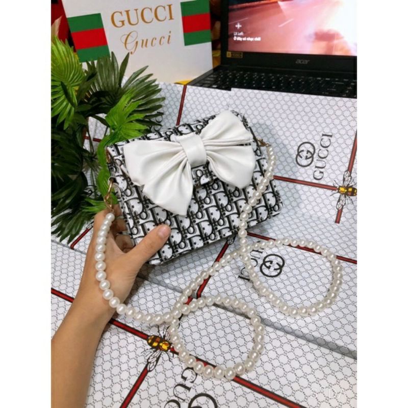 Túi xách nữ đeo chéo nơ phối dây ngọc siêu xinh.