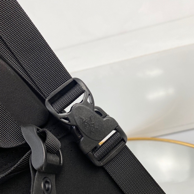 Balo du lịch/ phượt thương hiệu Arcteryx cao cấp thiết kế nhiều ngăn và các ngăn siêu rộng đựng được rất nhiều đồ