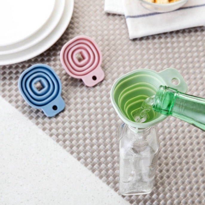 Phễu gấp gọn nhỏ xinh chất liệu silicon chịu nhiệt tốt.