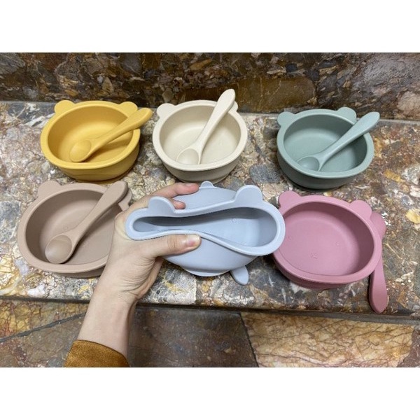 Bát Ăn Dặm Kèm Thìa Silicon Hình Gấu Cho Bé Đế Hít Chân Không Chống Lật Shop Mẹ Bí Đỏ AD64