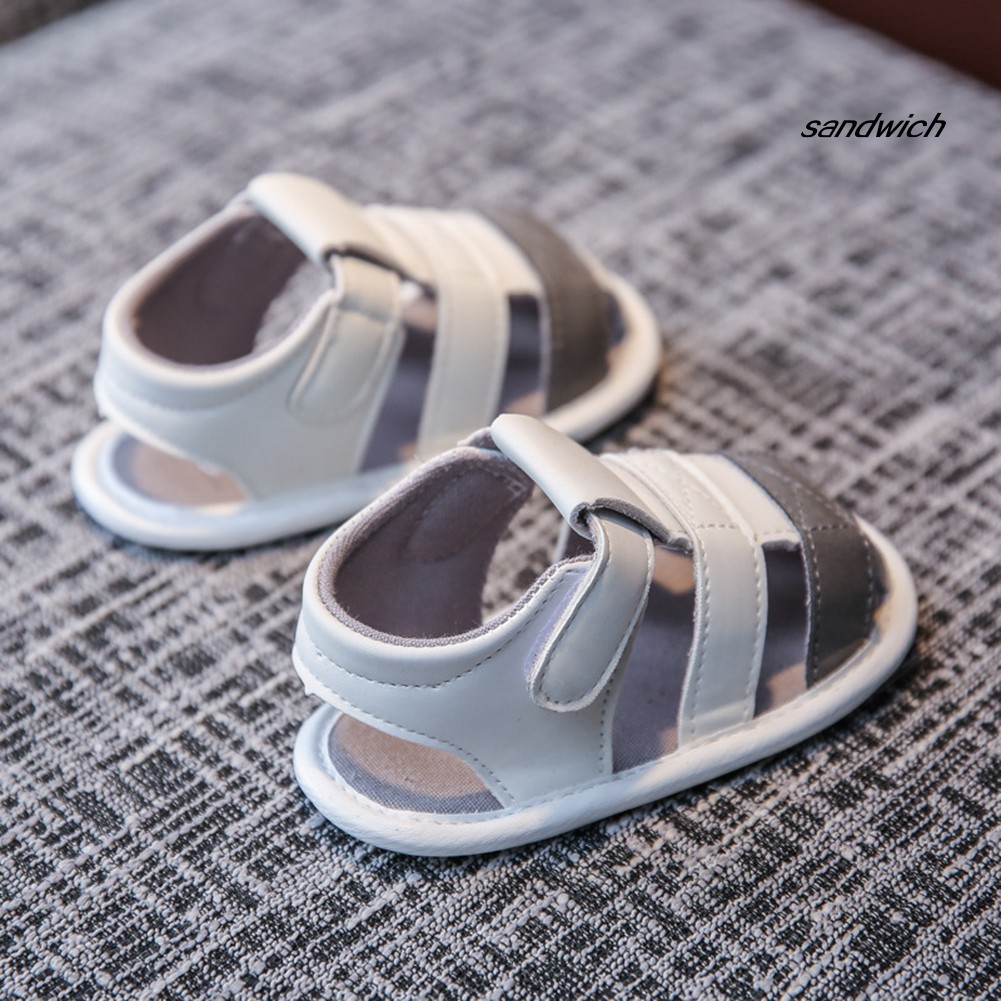 Sandal đế bằng chống trượt xinh xắn tiện dụng cho bé tập đi