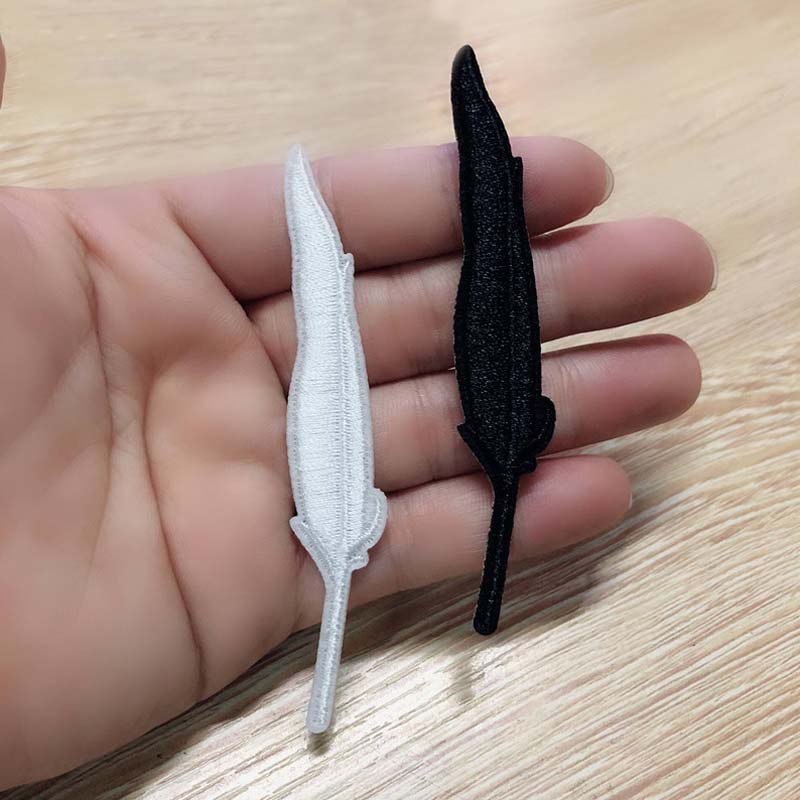 1 Miếng Dán Ủi Quần Áo Hình Lông Vũ Trắng Đen 8.5 * 1.5CM