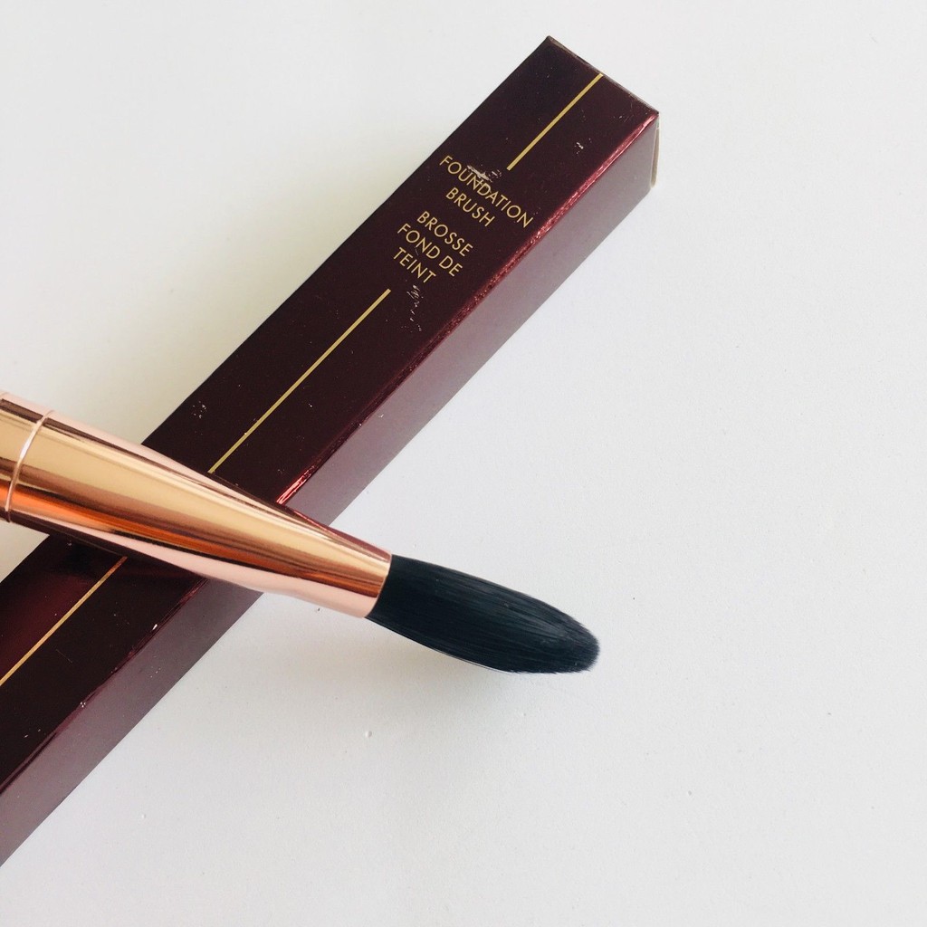Cọ Trang Điểm Charlotte Tilbury Foundation Brush (Cọ Tán Kem Nền)
