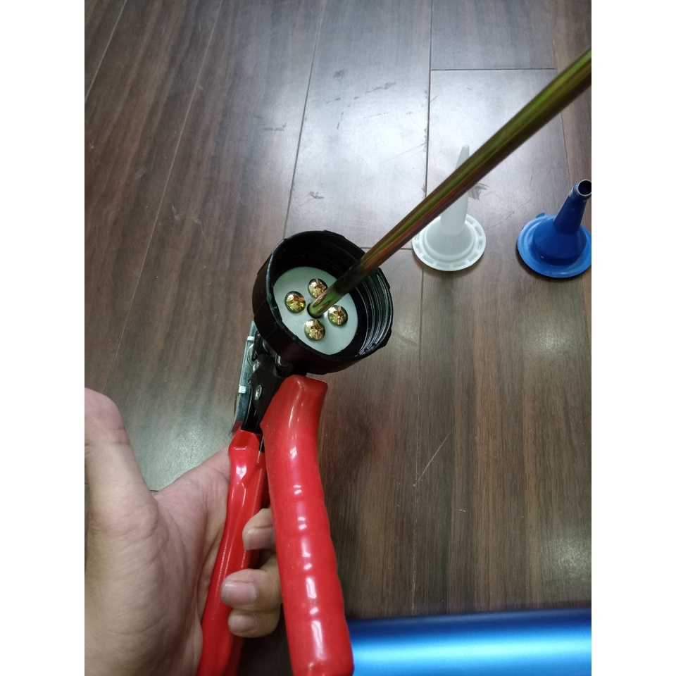 Súng bắn keo túi , súng băn keo xúc xích dạng nước 600ml. Kết hợp bắn keo lọ apolo đường keo dài, có chế độ tự ngắt