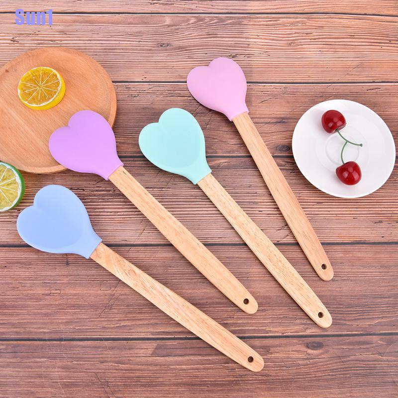 1> Muỗng silicone cán gỗ hình trái tim làm bánh