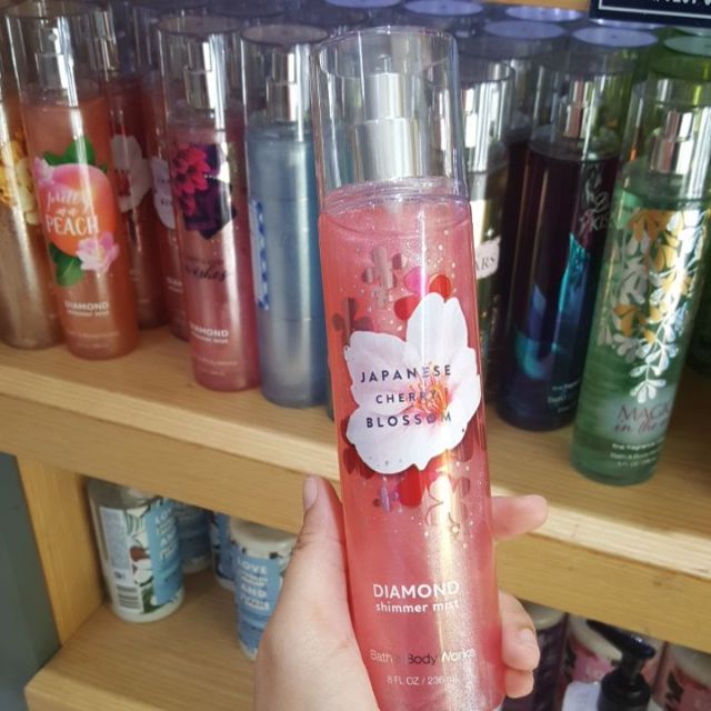 Xịt thơm có nhũ Bath and Body Works Japanese Cherry Blossom (236ml)