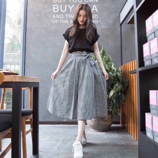 Set áo thun đen & chân váy caro midi