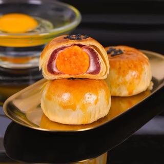 Bánh đậu đỏ trứng muối ngàn lớp