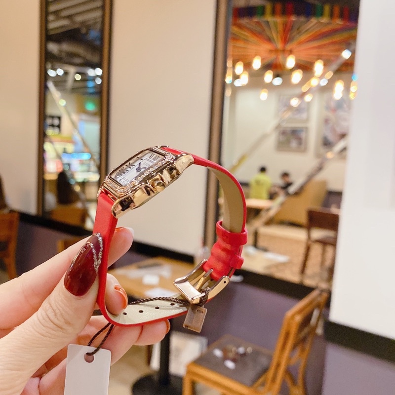 Đồng hồ nữ thời trang mặt vuông dây da đỏ .