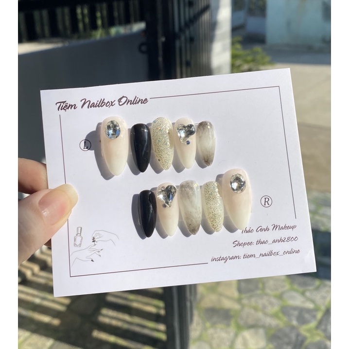 nailbox mẫu đính đá trái tim