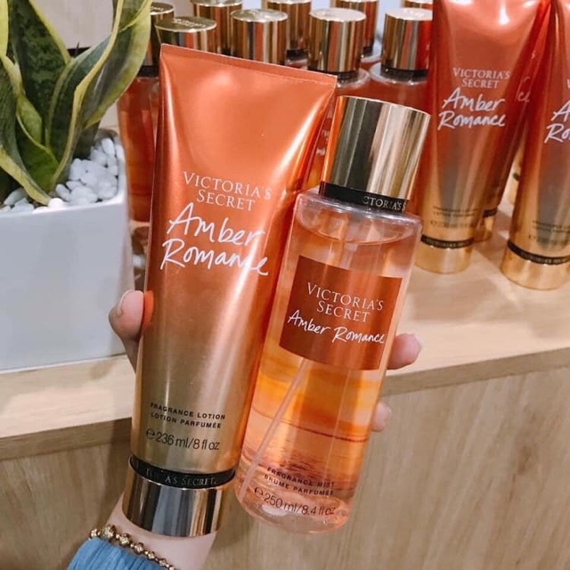 Dưỡng Thể Nước Hoa Victoria Secret Amber Romance Fragrance Lotion 236ml 𝕃𝕒𝕧𝕚𝕖𝟘𝟘𝟙 𝕊𝕙𝕠𝕡 | BigBuy360 - bigbuy360.vn