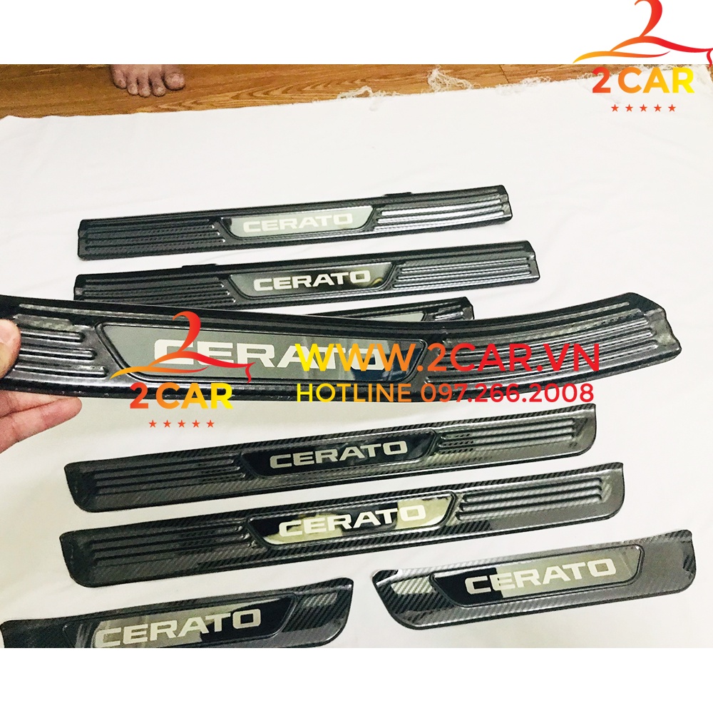 Ốp bậc cửa, nẹp bước chân cacbon xe Kia Cerato 2019- 2021 vân Cacbon cao cấp