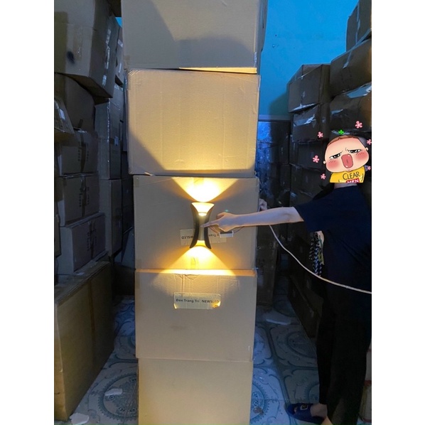 Đèn hắt tường hình cánh bướm màu đen lòng vàng 10w