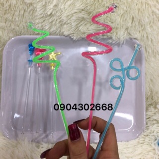 Que khuấy sinh tố loại 1 hàng nhựa trong 2 lớp màu các mẫu.10c  1 vỉ