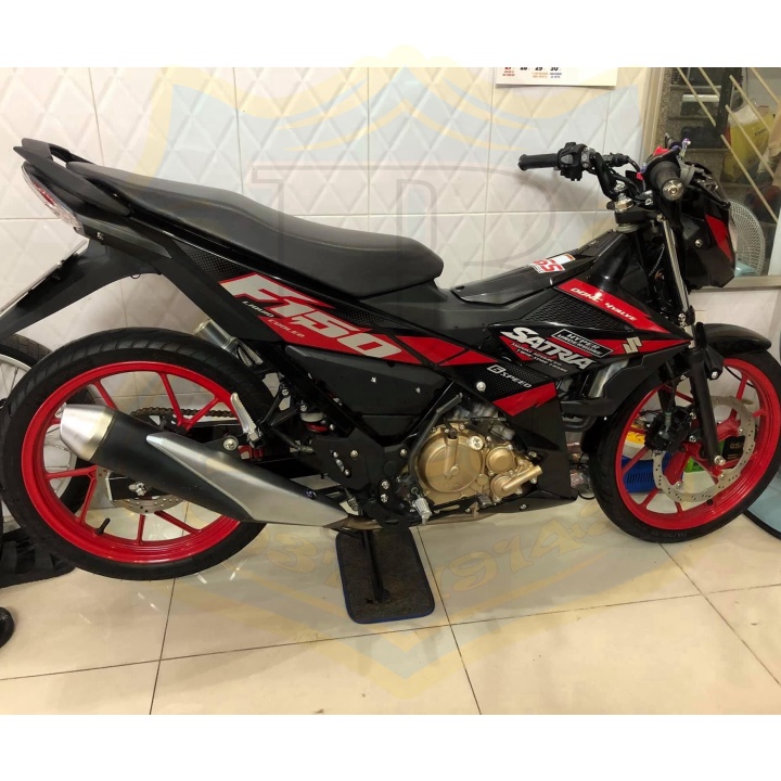 Tem satria fi đỏ đen chữ xám