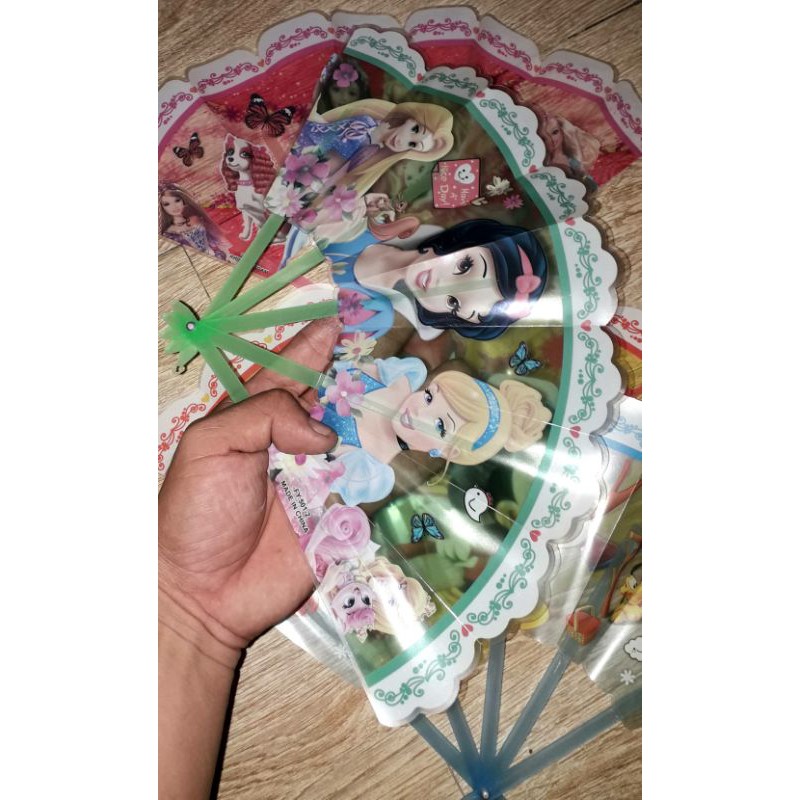 Một chiếc quạt nhựa cầm tay loại lớn dài 20 cm rất đẹp