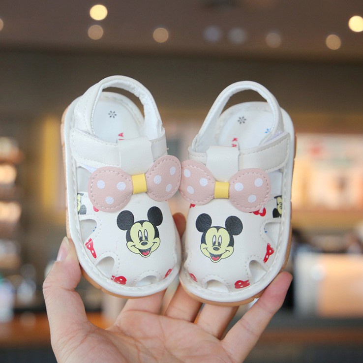 Giày tập đi hình chuột Mickey sandal cho bé gái đế mềm chống trơn trượt phát tiếng kêu [DTD09]