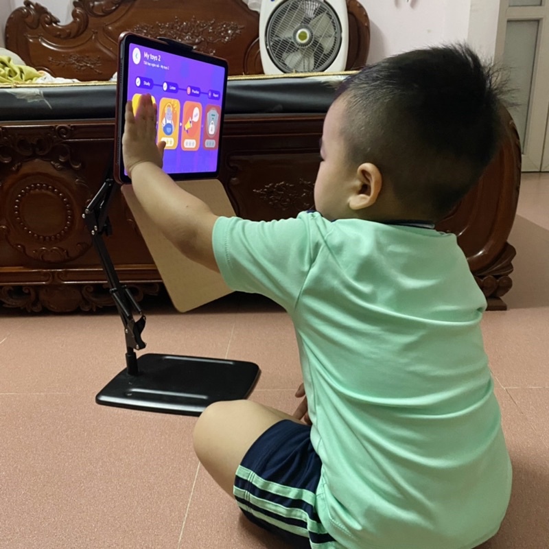 Giá đỡ, kẹp ipad máy tính bảng bằng kim loại để bàn, mặt phẳng siêu tiện lợi, chắc chắn khi làm việc, con học video