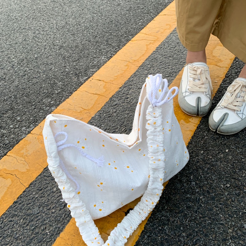 Túi Đeo Chéo Mềm Họa Tiết Hoa Cúc Nhỏ Dễ Thương Cho Nữ