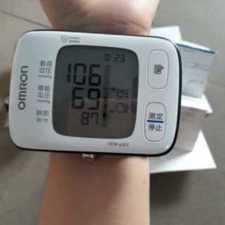 máy đo huyết áp OMRON HEM-6301
