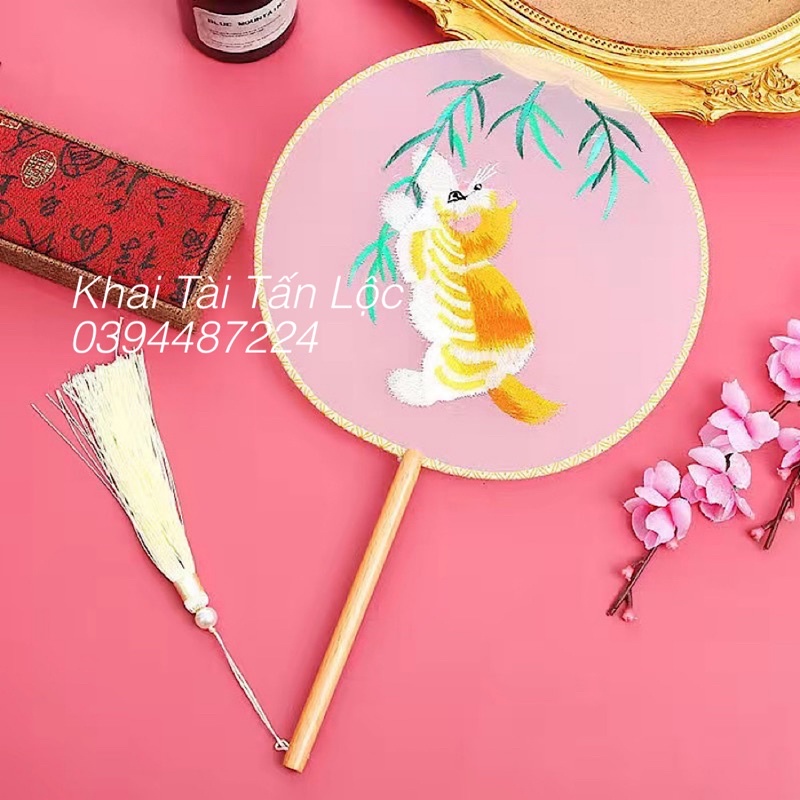 Quạt tròn cổ trang Tô Châu thêu mèo 1 mặt mèo vàng vui đùa
