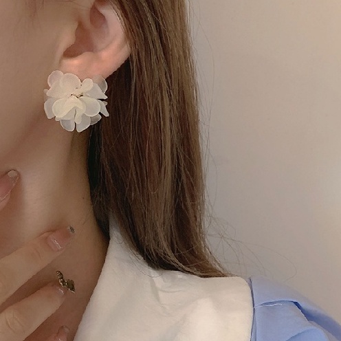 Khuyên tai hình bông hoa nhỏ dễ thương