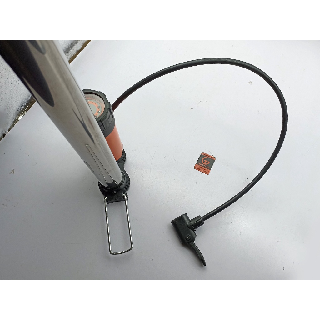 Bơm tay inox có đồng hồ và bình 11 cân hơi Kirito