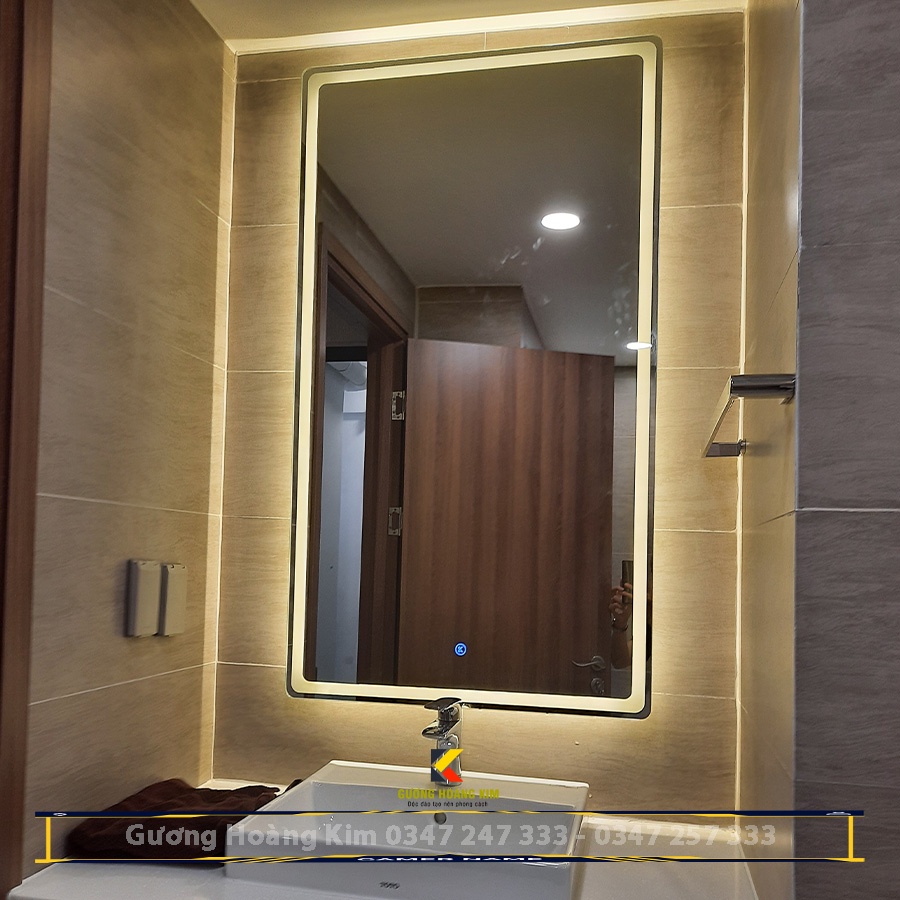 Gương nhà tắm cảm ứng treo tường chữ nhật trang điểm đèn led thông minh kích thước 50x70cm guonghoangkim mã HK-3001