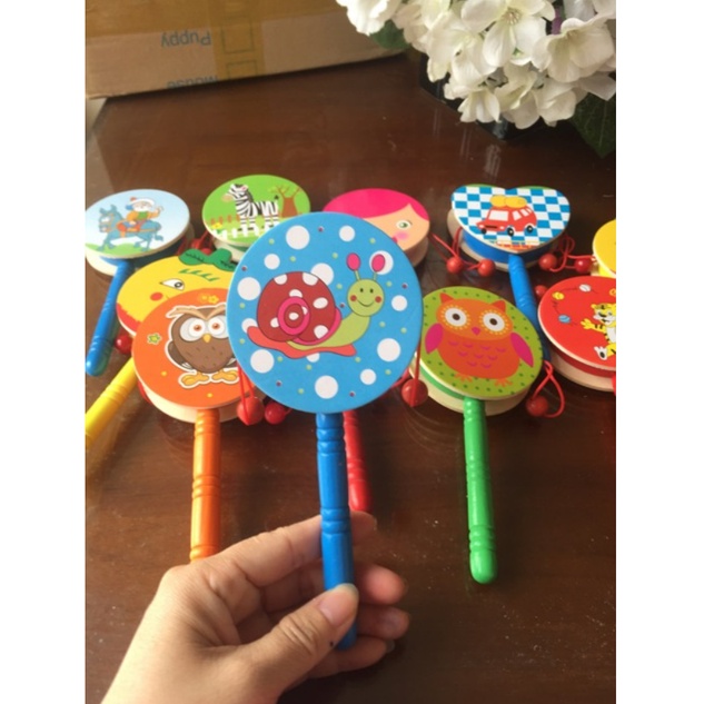 [Mybabyshop] Trống Lắc Tay Cho Bé – Đồ Chơi Âm Thanh Vui Nhộn, Giúp Bé Phát Triển Thính Giác