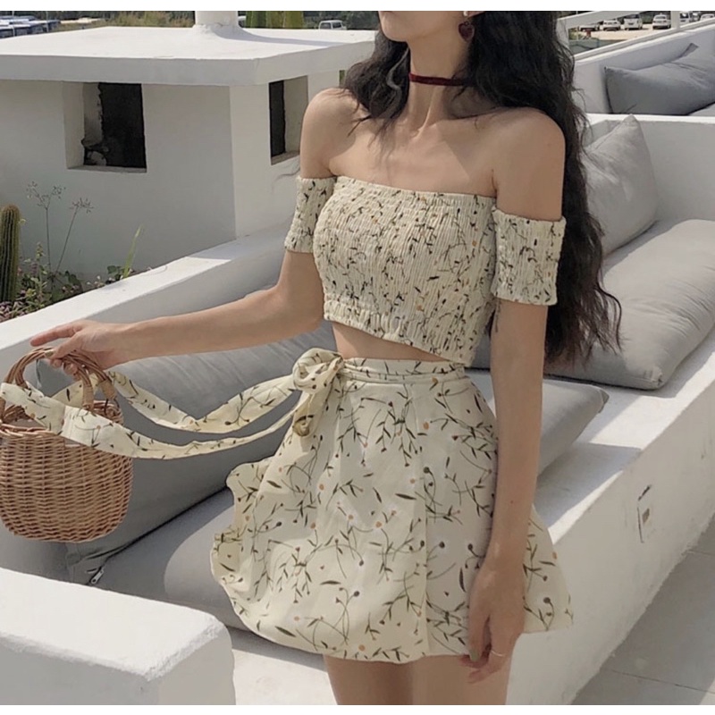 Set Croptop Lệch Vai Kèm Váy Hoa Nhí Thắt Nơ Xinh Xắn
