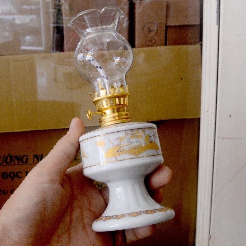 đèn dầu sứ trắng sen vàng cao 16cm