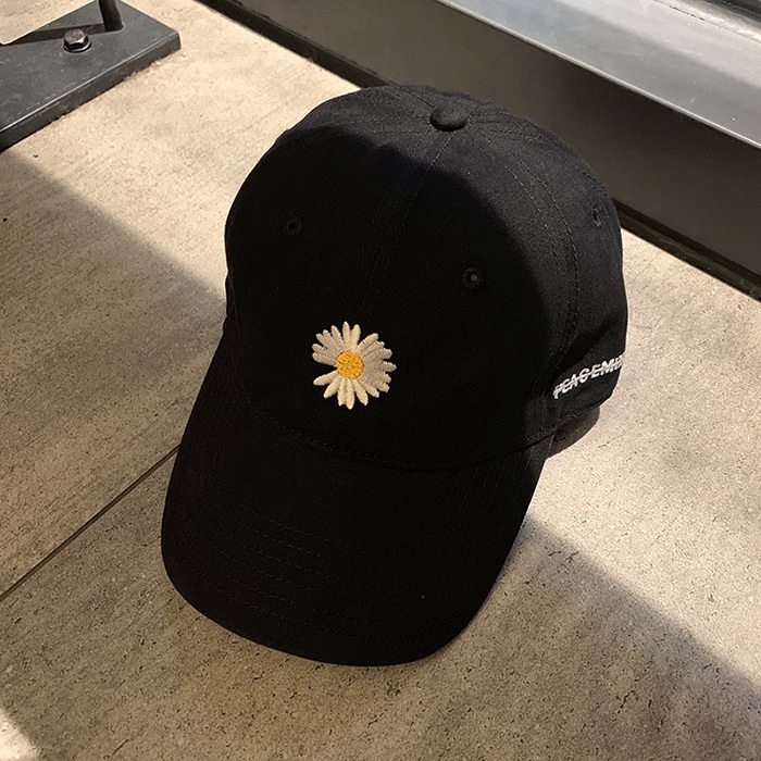 Mũ Lưỡi Trai Thêu Hình Hoa Cúc Nhỏ Xinh Xắn