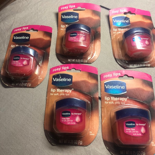 Vaseline trị liệu thâm môi. Làm da môi hồng dần lên, cải thiện tình hình môi khô, nứt nẻ.