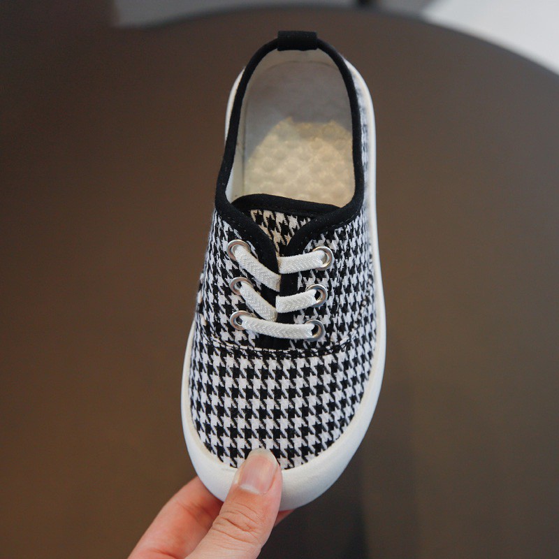 Giày thể thao bằng vải canvas màu trơn độc đáo thời trang xuân hè cho bé