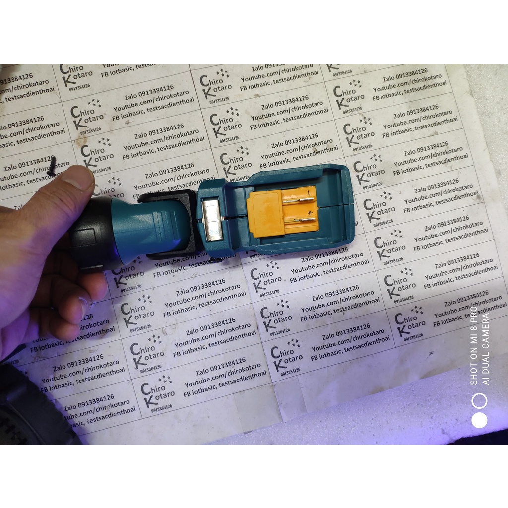 Đế chuyển pin đèn chiếu sáng cầm tay dùng pin Makita CXT 12V sang dùng hộp pin cài Makita LXT