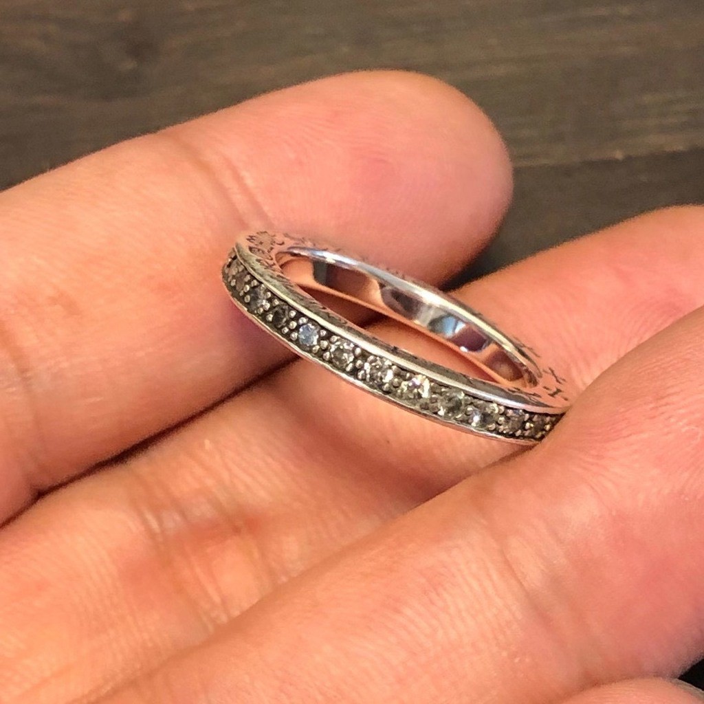 Nhẫn bạc Chrome Heart được làm từ bạc 925 và được đính đá cao cấp. Hàng chất lượng cao cấp nhất thị trường.