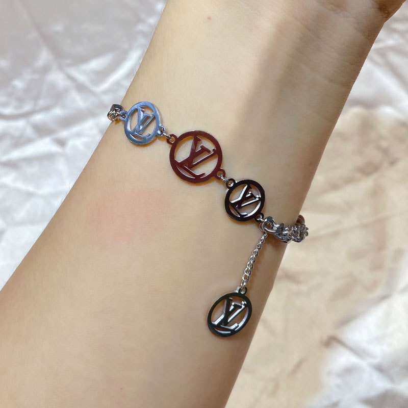 Vòng Đeo Tay Bằng Thép Titan Mạ Vàng 18K Thiết Kế Mặt Tròn Khắc Chữ Độc Đáo Thời Trang