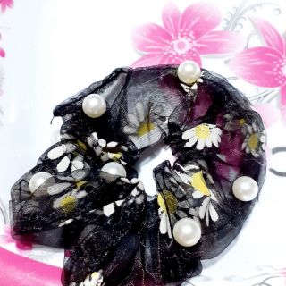 Cột tóc Scrunchies hoa cúc đính hạt