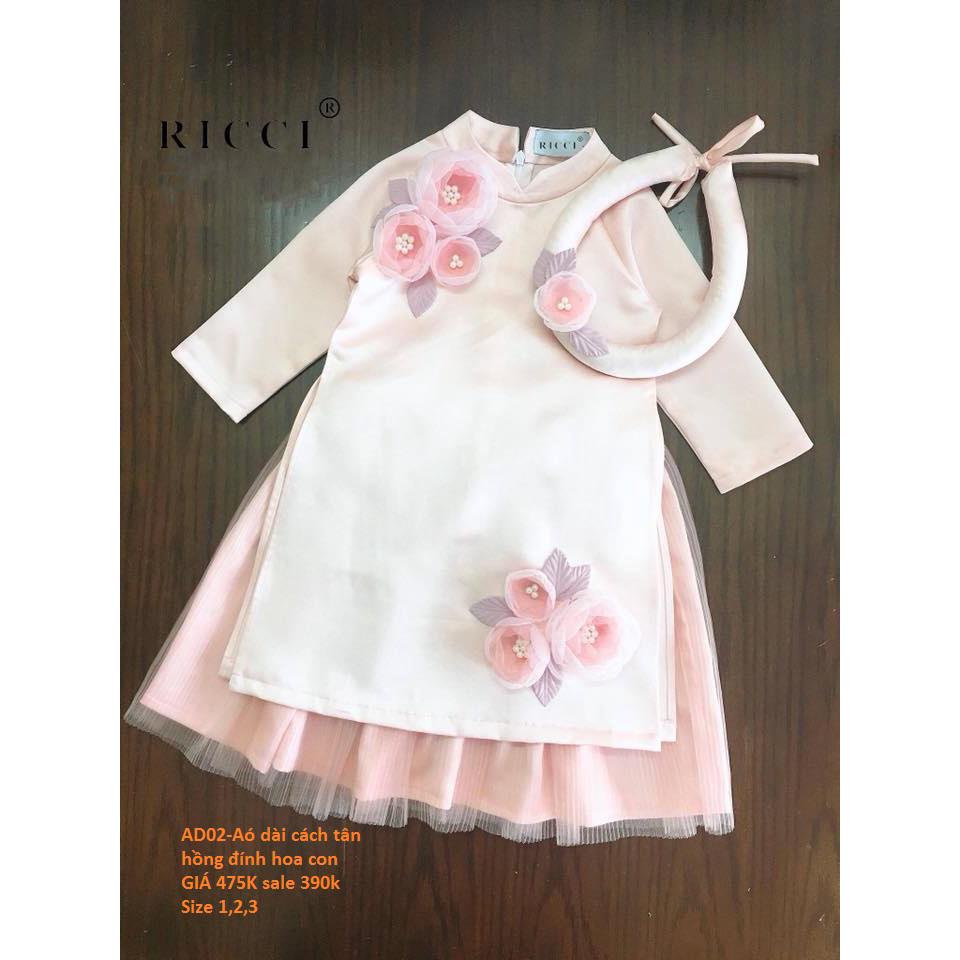 Áo dài cách tân hồng đính hoa con
