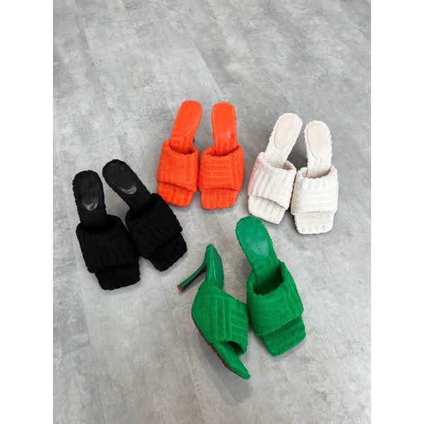 Guốc quai vải nhung gót mỏng mũi vuông trendy, sang chảnh