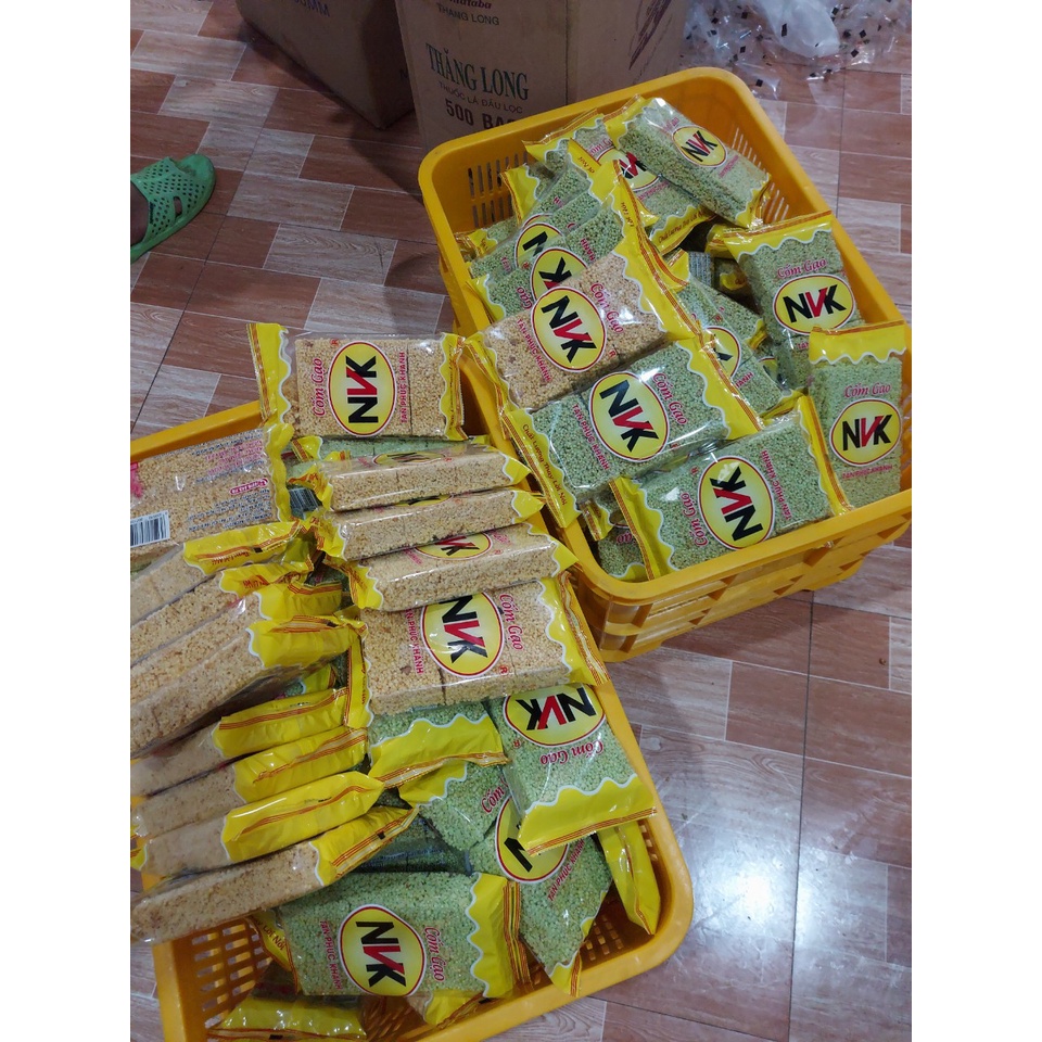 Cốm gạo vuông thơm ngon hàng ăn vặt được yêu thích