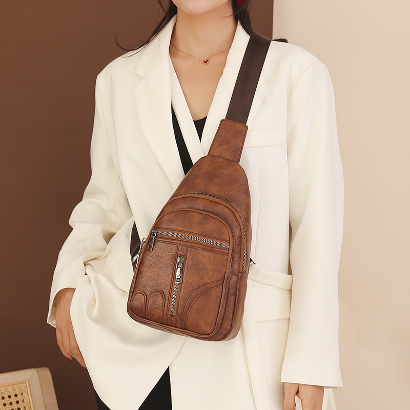 Túi Đeo Chéo Chất Liệu Da Mềm Đính Đinh Tán Phong Cách Retro Cho Nữ